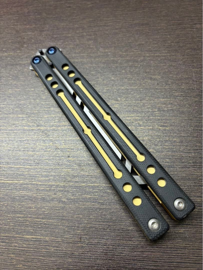 バタフライナイフトレーナー　Squid industries Nautilus