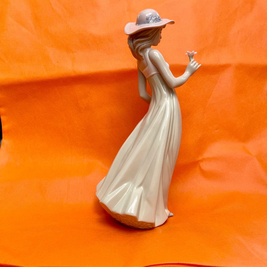 リアドロ　ナオ　一輪の花を持つ女性