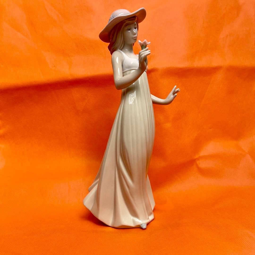 リアドロ　ナオ　一輪の花を持つ女性