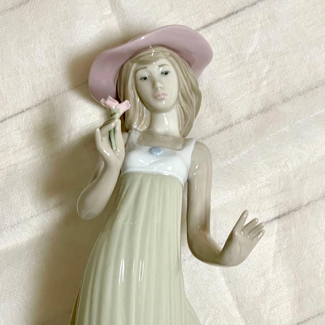 リアドロ　ナオ　一輪の花を持つ女性