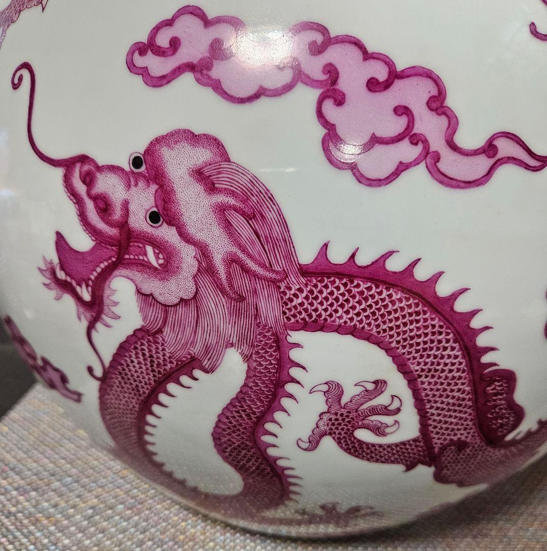 中国美術　中国陶磁器　大清乾隆年製銘　紅釉　粉彩　八龍図　五爪の龍図　大天球瓶