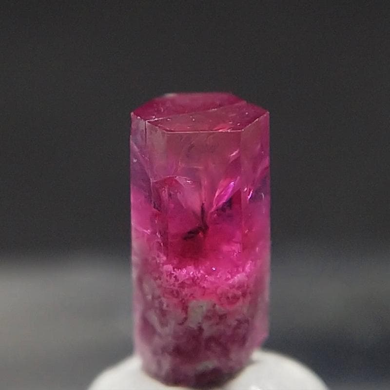 294 レッドベリル ビクスバイト レッドエメラルド 結晶 標本の通販はau