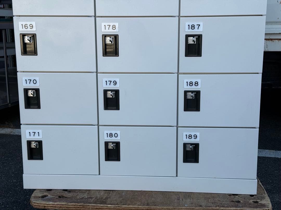 愛知 27人用ロッカー シューズボックス 中古 南京錠タイプ - メルカリ