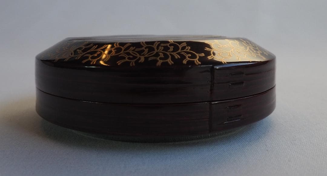 裏千家15世鵬雲斎御書付『面唐草絵曲香合』初代橋村万象造（共箱）