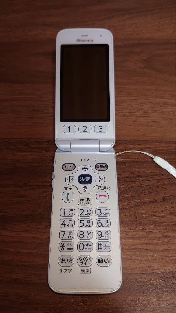 docomo らくらくホン F-01M ホワイト※充電器・充電スタンド付き - メルカリ