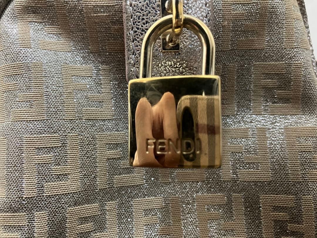 激レア　FENDI ロゴ入り ピンクゴールド　ハンドバッグ