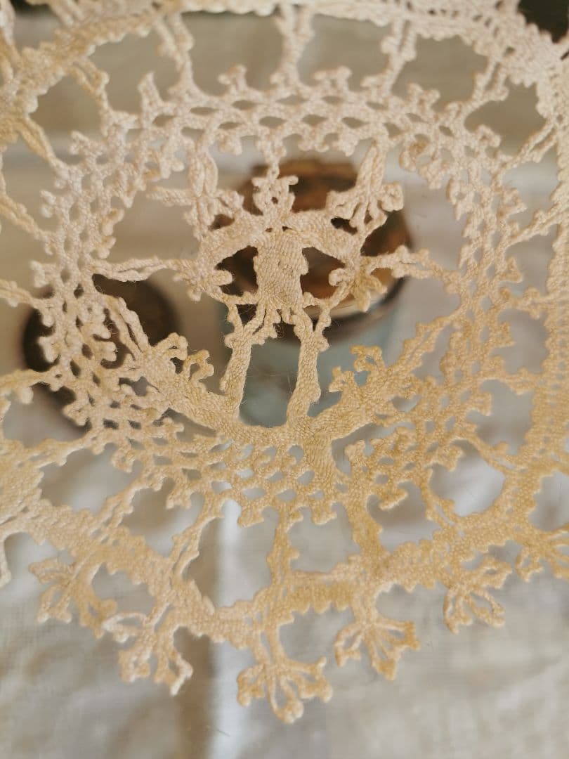 アンティーク ベルギー購入 可愛い人物像の小さなリネンドイリー