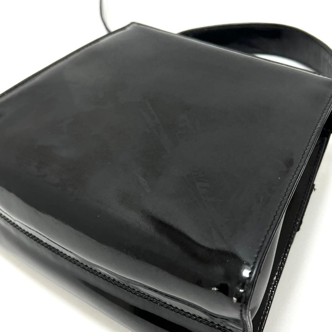 フェラガモ　ショルダー ハンドバッグ　2WAY　ヴァラリボン パテントレザー