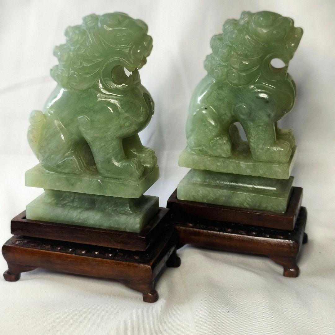 中国骨董 玉獅子一対 手彫唐木台付 清朝古美術 コレクター放出 天然石