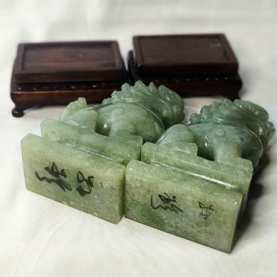 中国骨董 玉獅子一対 手彫唐木台付 清朝古美術 コレクター放出 天然石