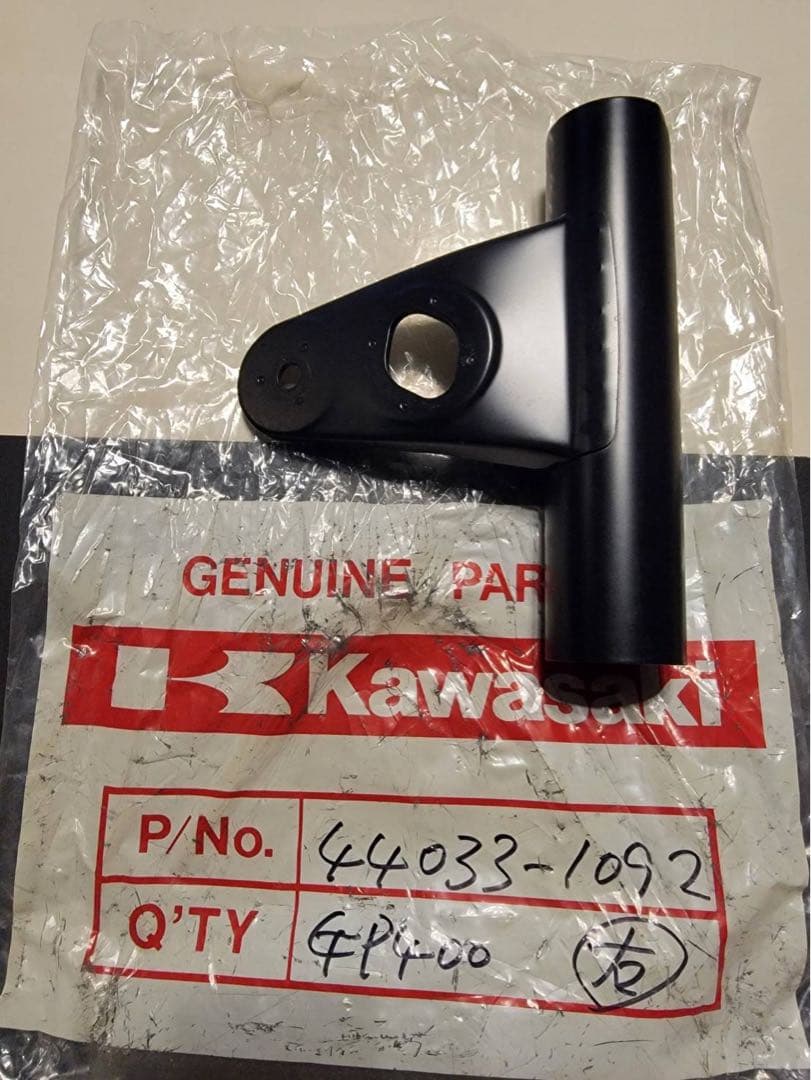 GPZ400F2 純正ライトステー左右美品 - メルカリ