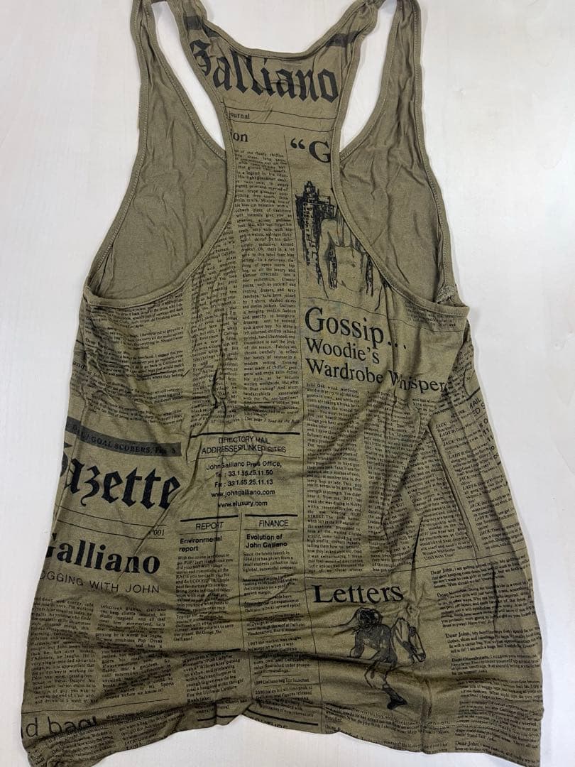 ジョンガリアーノオム！ニュースペーパー柄タンクトップ（カーキ色