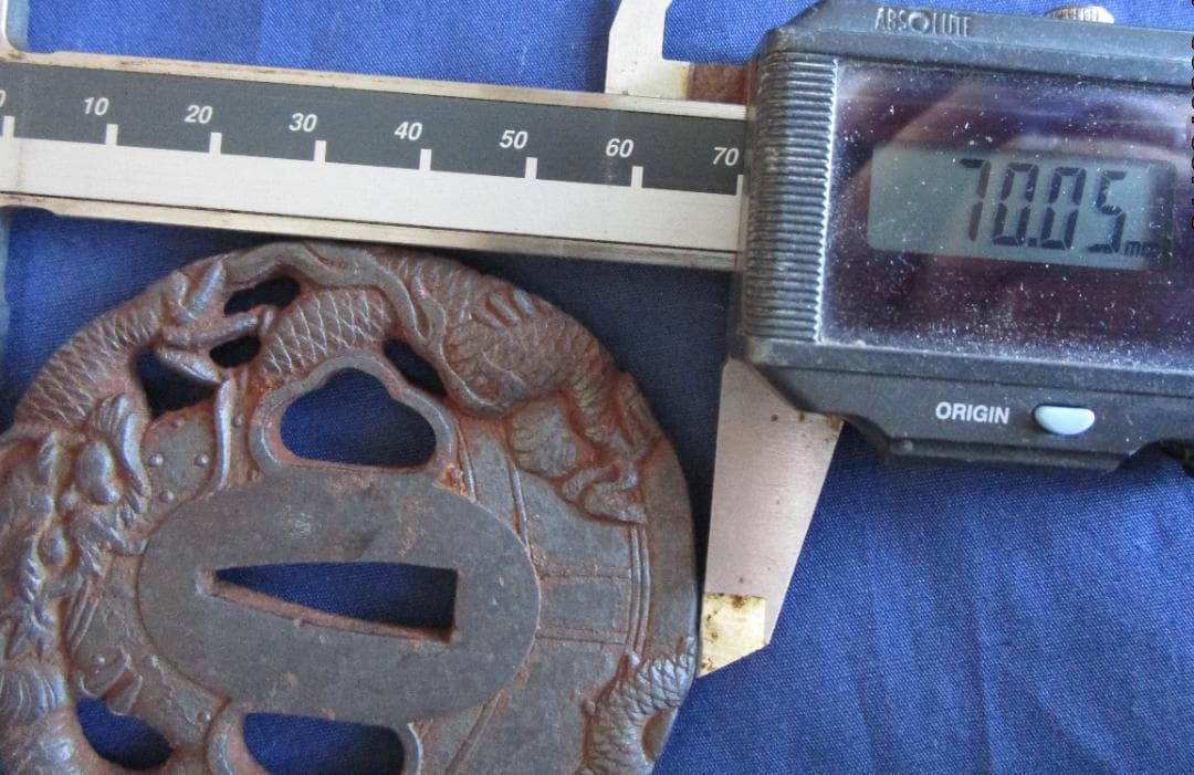 刀の鍔　脇差鍔　透かし鍔　錆あり　サイズ等写真にて　ドラゴンと鶴の鉄製鍔　1枚