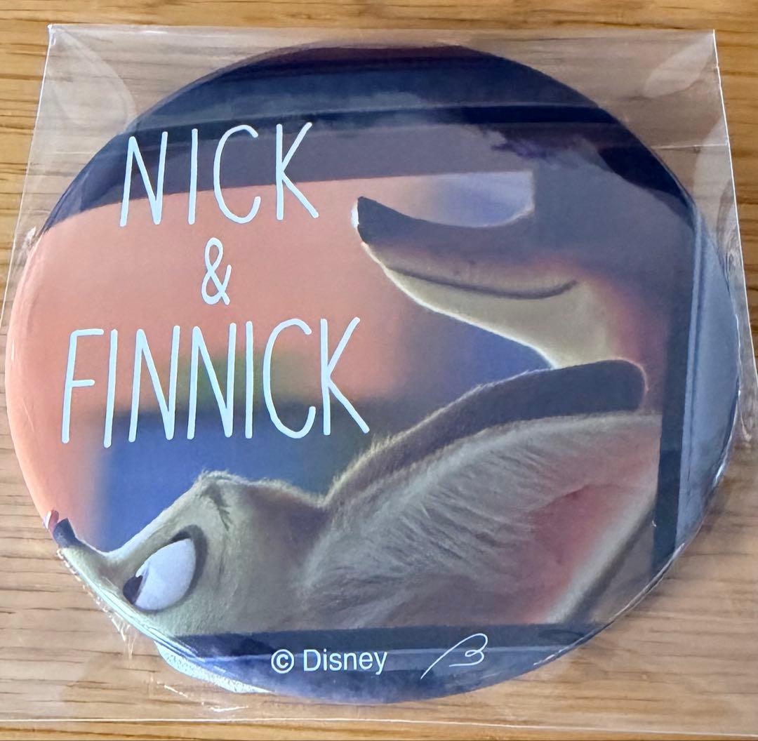 希少 ディズニー ズートピア ニック&フィニック スタンド付缶バッジ