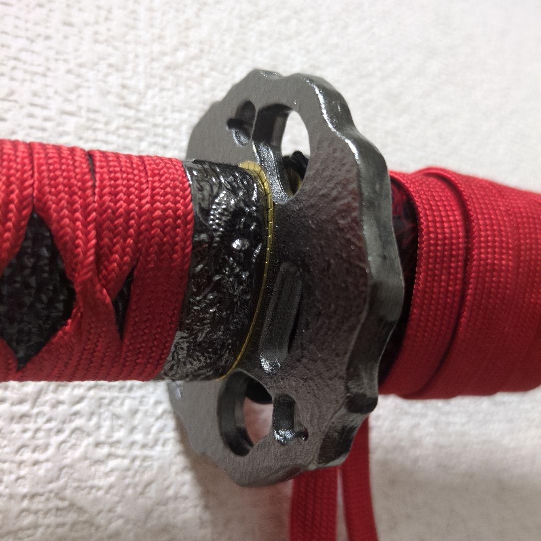 赤いハンドルの刀