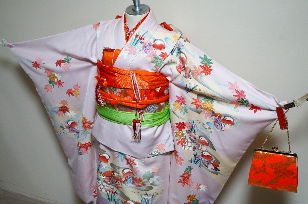 おもち【七五三7歳】正絹・晴着・薄紫グラデ×金駒刺繍 ・鴛鴦流水文様