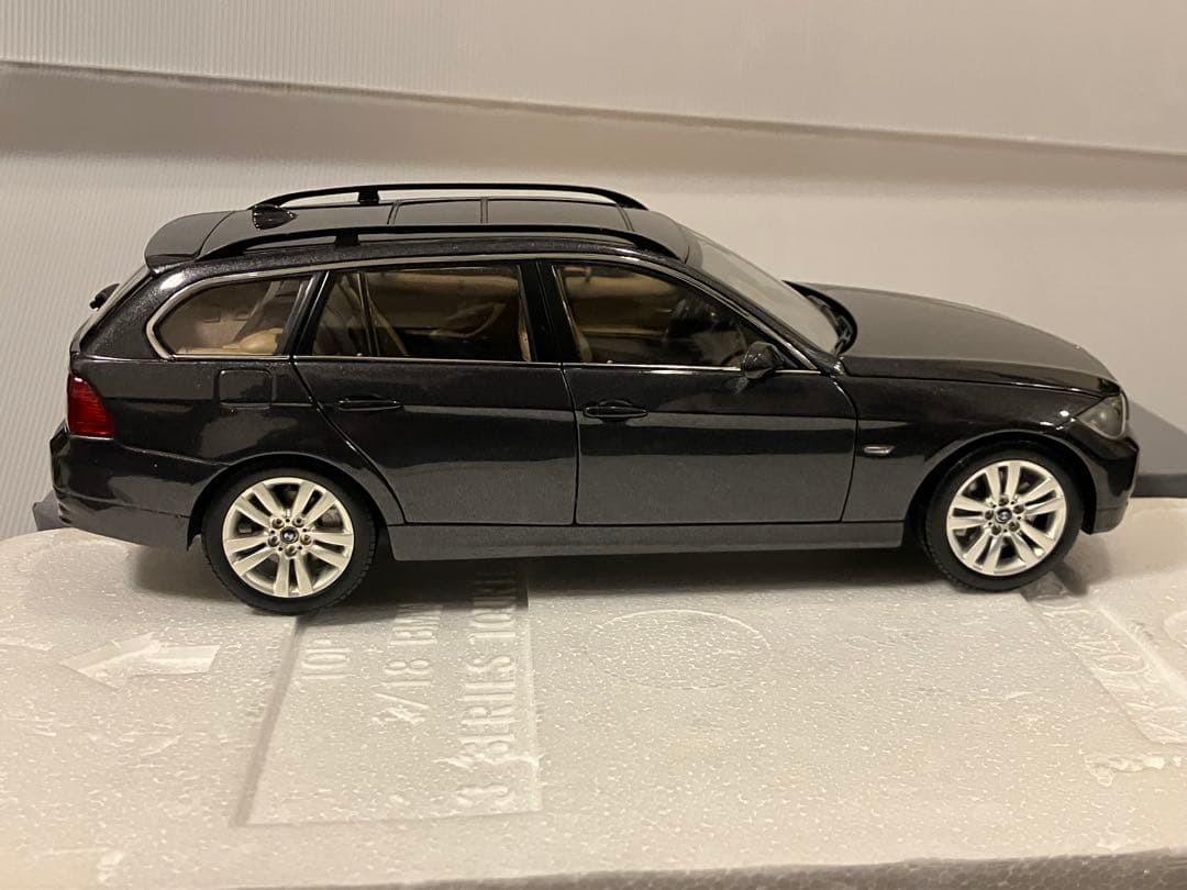 ミニカー 1/18 BMW 330i ツーリングTouring グレー