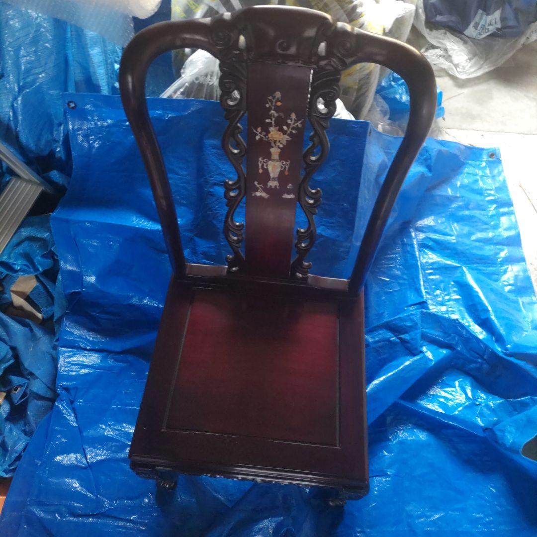 中国明式家具、テーブルと椅子2脚セット。手工螺鈿細工付。テーブル面に割れあり。