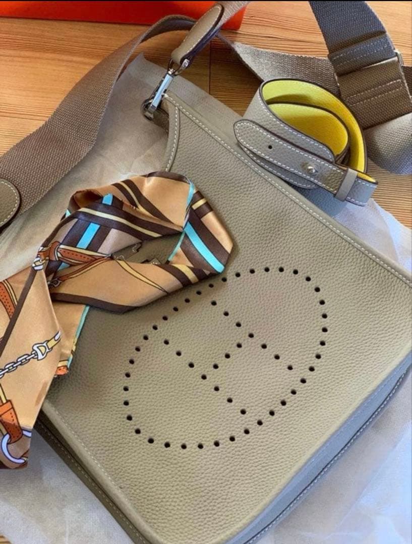 えり°・*:.。.☆ 新品未使用 Hパンチング ショルダーバッグ