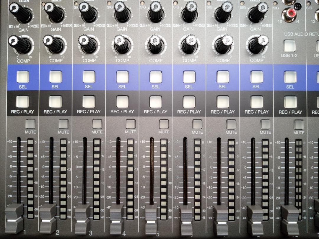 未使用品　ZOOM LiveTrak L-12 デジタルミキサー