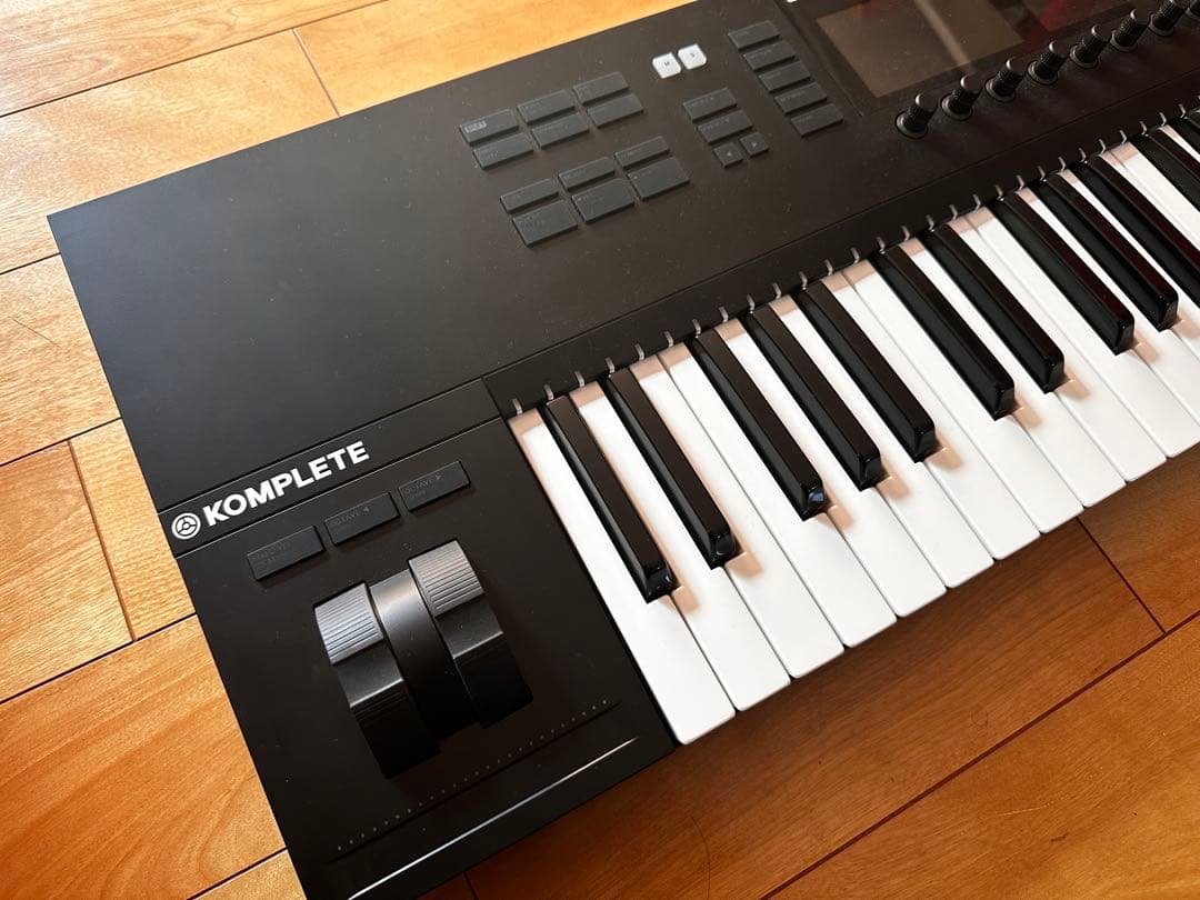 KOMPLETE 61鍵 MIDIキーボードKONTROL ライセンス 元箱ありの通販はau