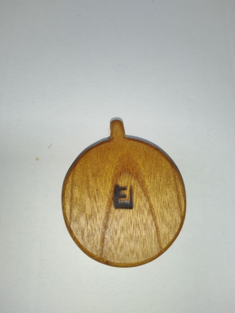 木工作家と宗教画家のコラボペンダント