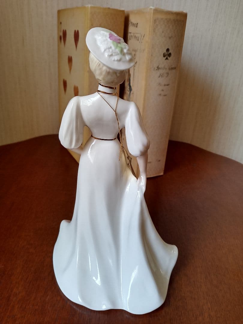 コールポートフィギュリン　白いドレス