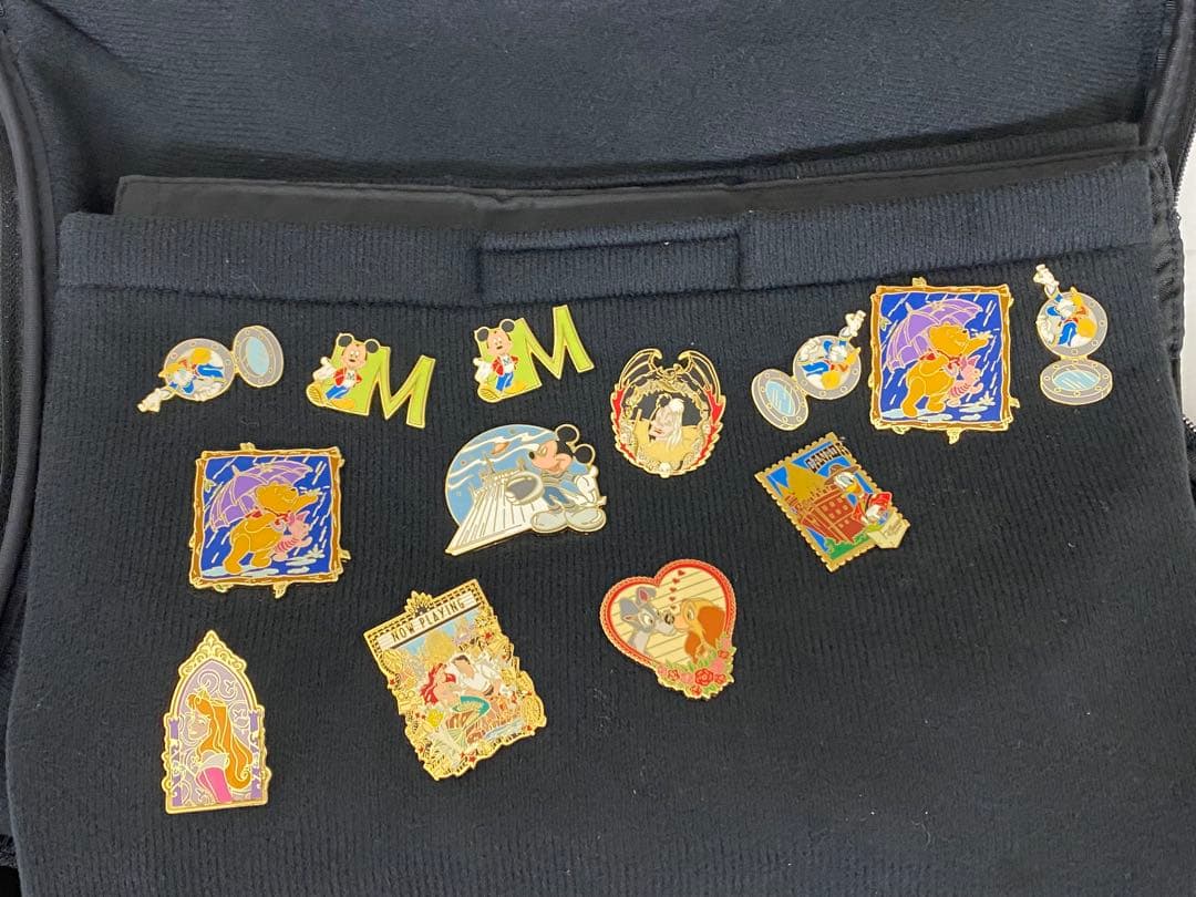 3-2704 ウォルトディズニー生誕100年　ピンバッジ・缶バッジ等グッズまとめ