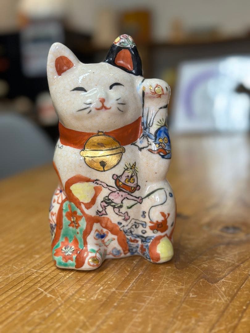 招き猫　左手　小鬼山笑う　女流陶芸作家　和田一人　陶器　高さ約17.6cm