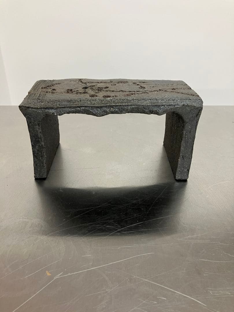 陶器 信楽焼 銀彩の脚付き台 炭化窯変 手作り一品物 お洒落 高級