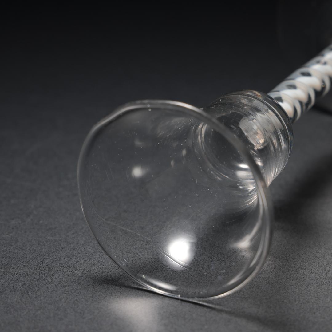 アンティークグラス オペーク（乳白色）ツイストステム ゴブレット