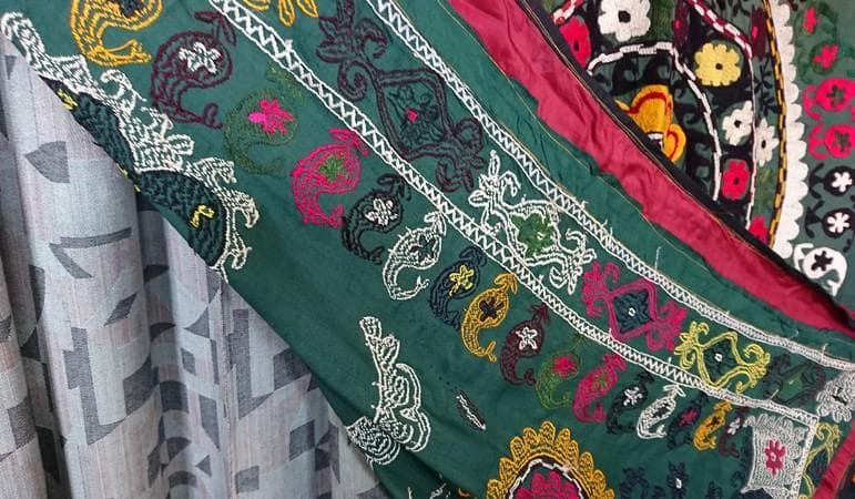 ☆B2002☆巾210㎝ 特大 刺繍布 アンティーク 花文様 エスニック