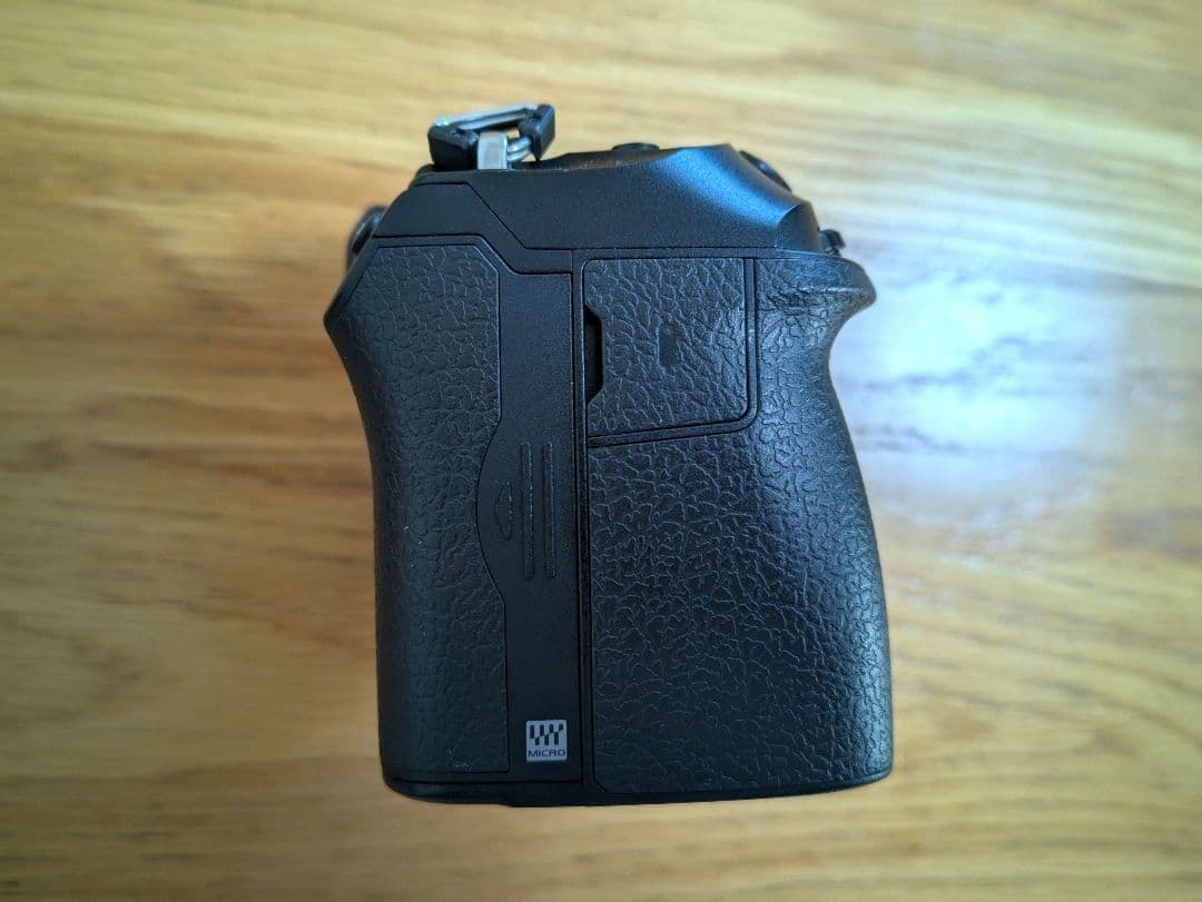 シャッター数5774回】OM SYSTEM OM-1 UHS-IIカード付き - メルカリ