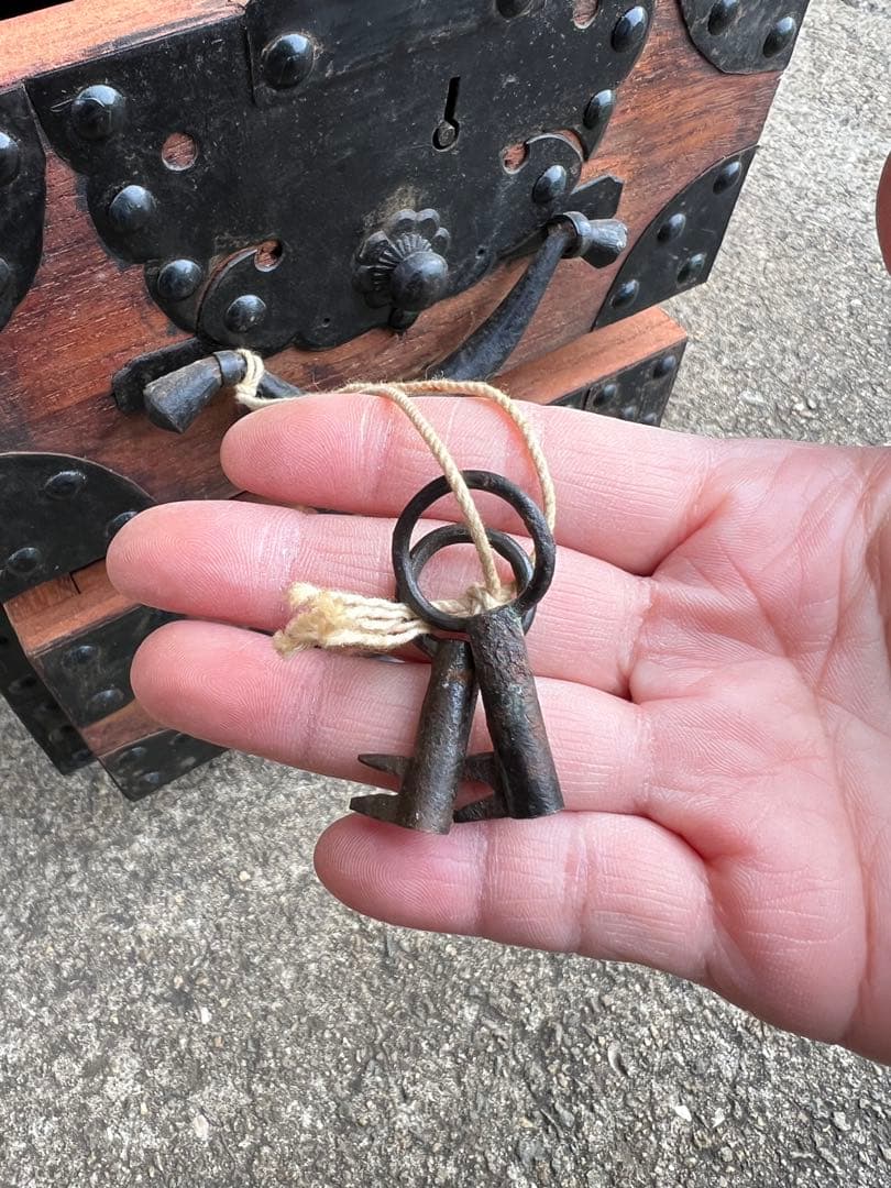 骨董 船箪笥 (金庫) 時代和箪笥 鉄地金具 カギ付き 金具装 昭和レトロ