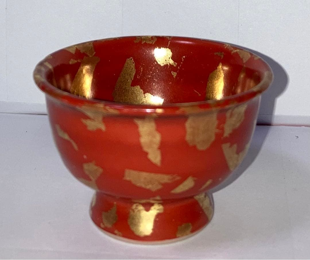 2代目叶松谷(人間国宝)　赤地金箔散　盃とお猪口の２点セット