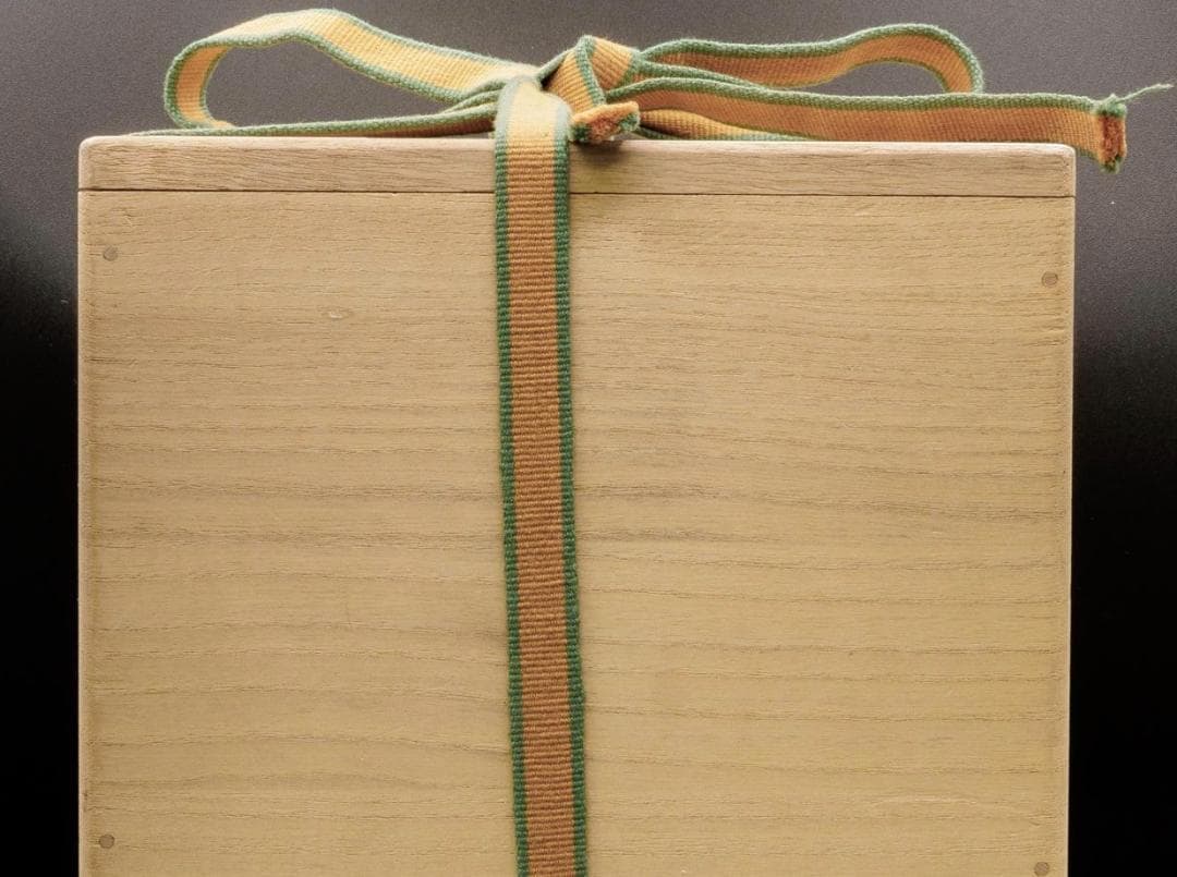 初代柳海剛 高麗青磁 三足香炉 幅14.9cmx高18cm 底部に描き銘