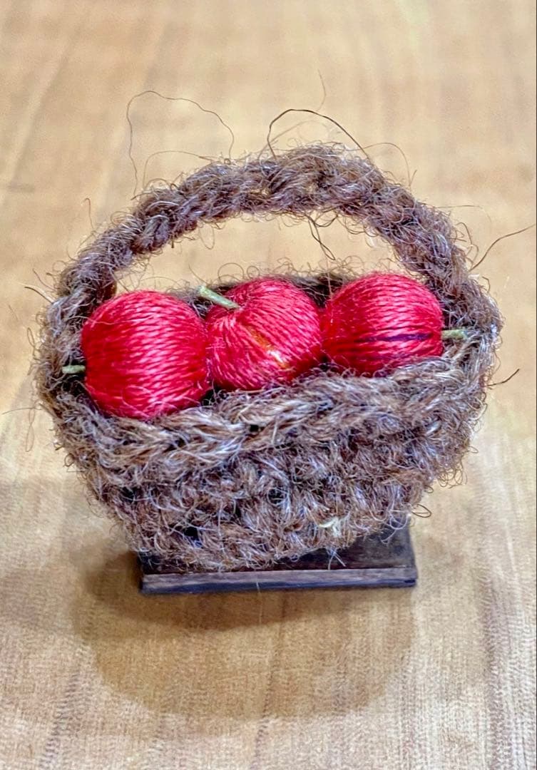 moriのえほん様 りんごを持った紫マントの茶色うさぎ ミニチュアぬいぐるみ