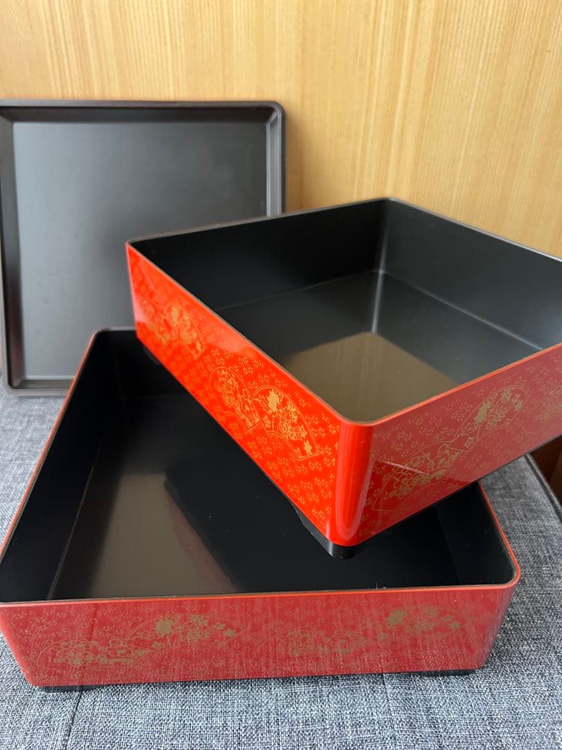 【お値下げ❣️】赤い漆器のお重箱❣️3層 扇子と花の模様　和風　お正月
