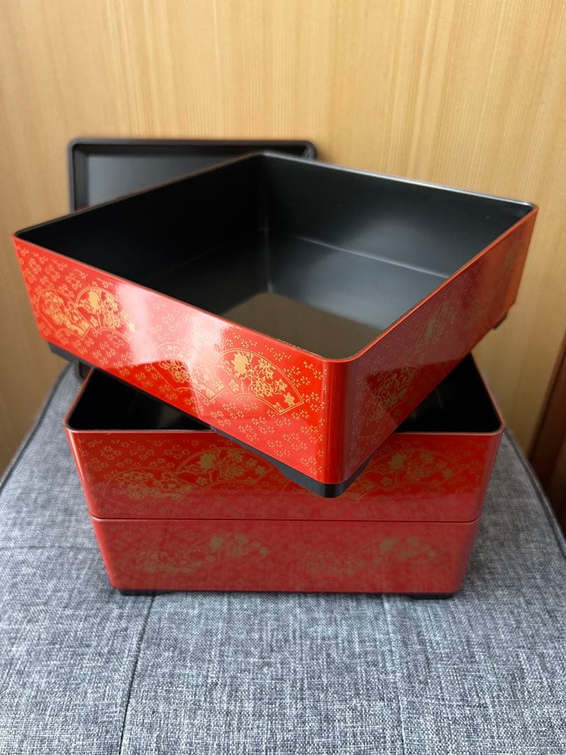 お値下げ❣️】赤い漆器のお重箱❣️3層 扇子と花の模様 和風 お正月の