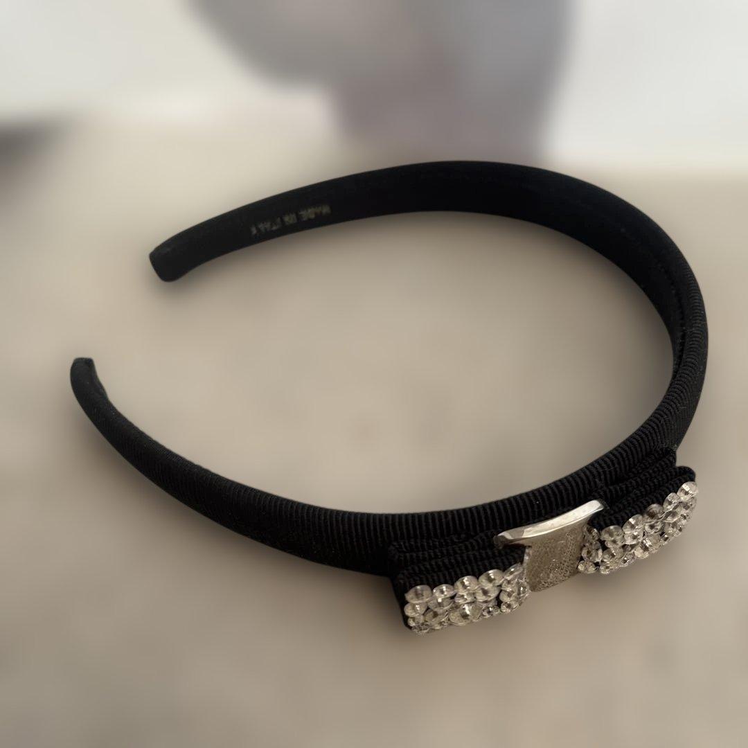 フェラガモ ブラッククリスタルカチューシャ - メルカリ