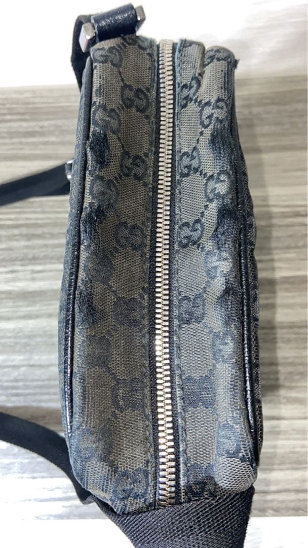 GUCCI ショルダーバッグ　GG柄　キャンバス　黒　斜め掛け　ロゴプレート