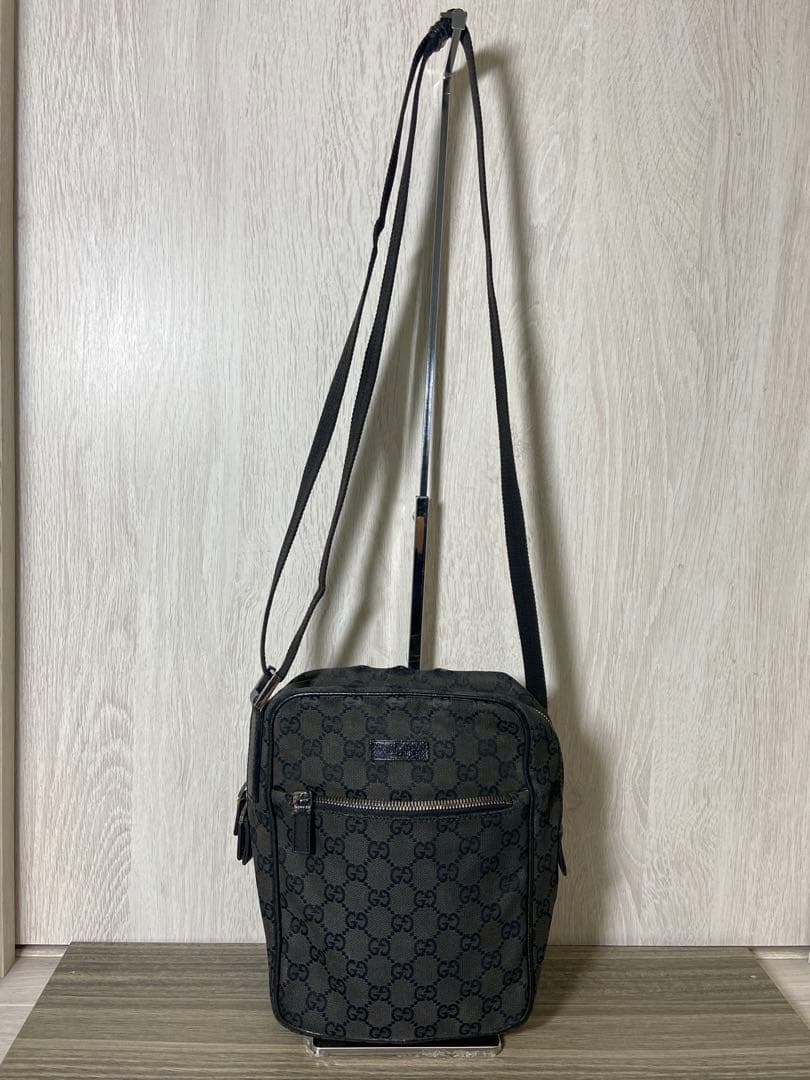 GUCCI ショルダーバッグ　GG柄　キャンバス　黒　斜め掛け　ロゴプレート