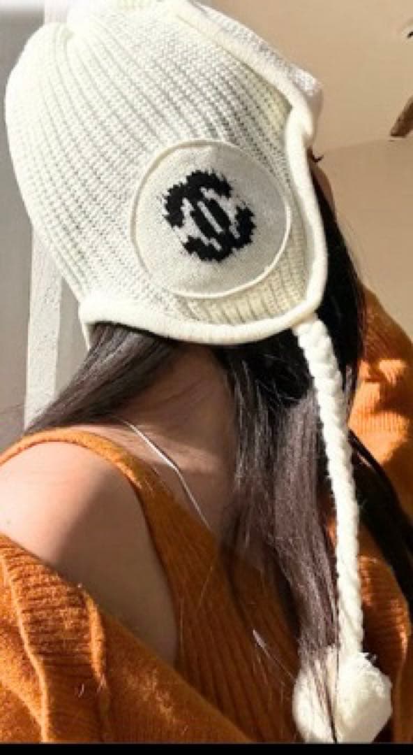 CHANEL ホワイト ニット帽 ビーニー ポンポン付き - メルカリ