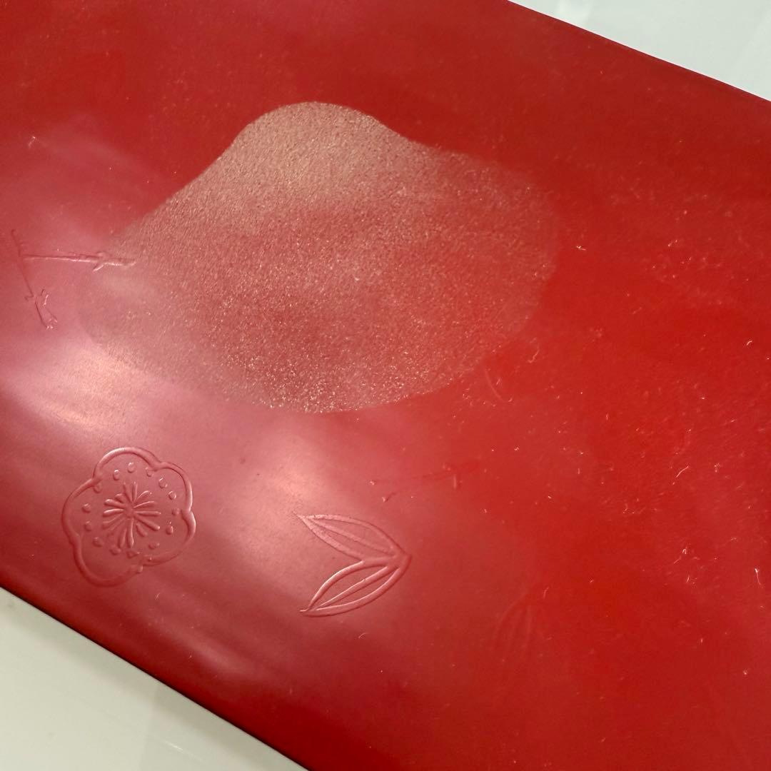 赤い漆器盆 花と葉の模様