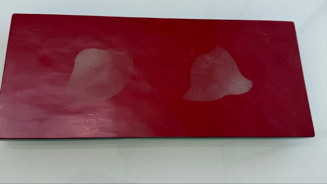 赤い漆器盆 花と葉の模様