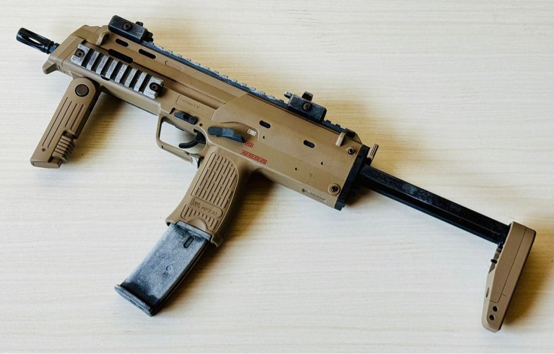 h*e様 東京マルイ ガスブローバック MP7A1 TAN　本物と同じ重量です