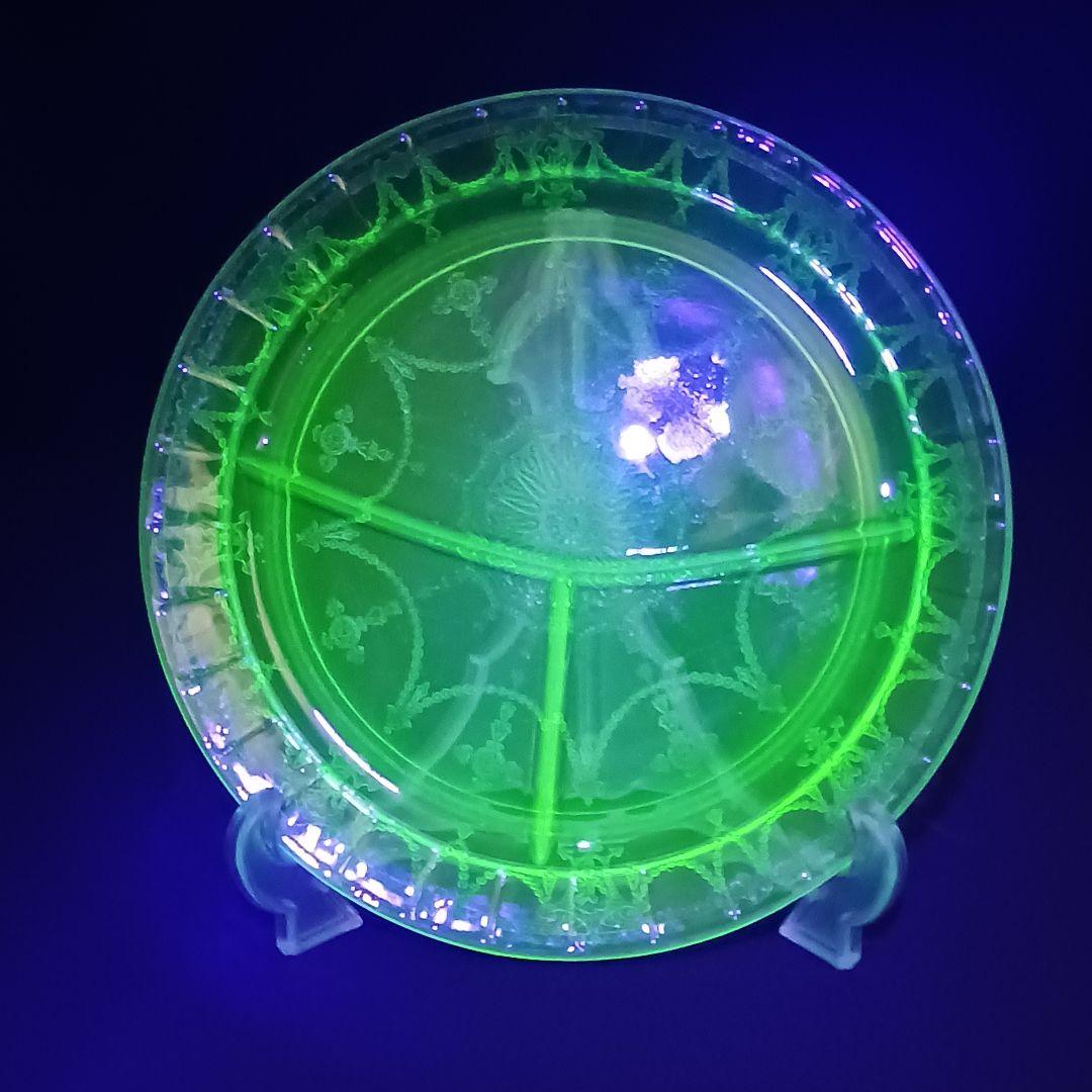 W361-2 昭和レトロ ウランガラス 仕切りランチプレート 古ガラス FF