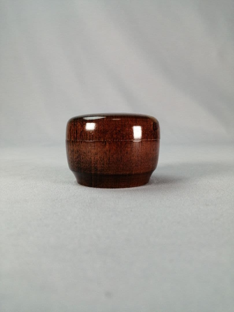 【茶事具】大多尾重光造　桜材兜蒔絵丸香合　香合327