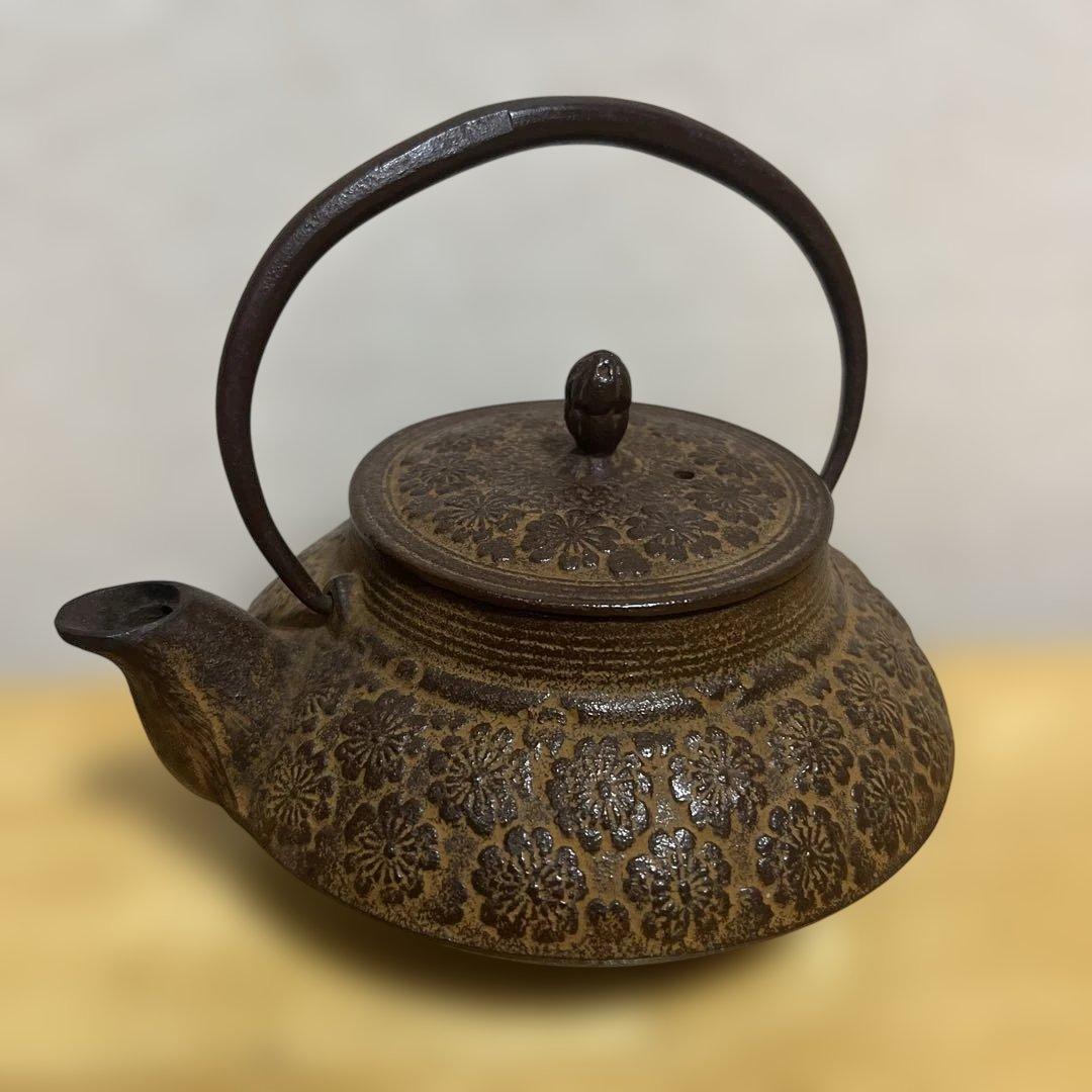 南部鉄器】急須 鉄瓶 照光堂 ブラウン 桜模様 アルミ茶こし付き