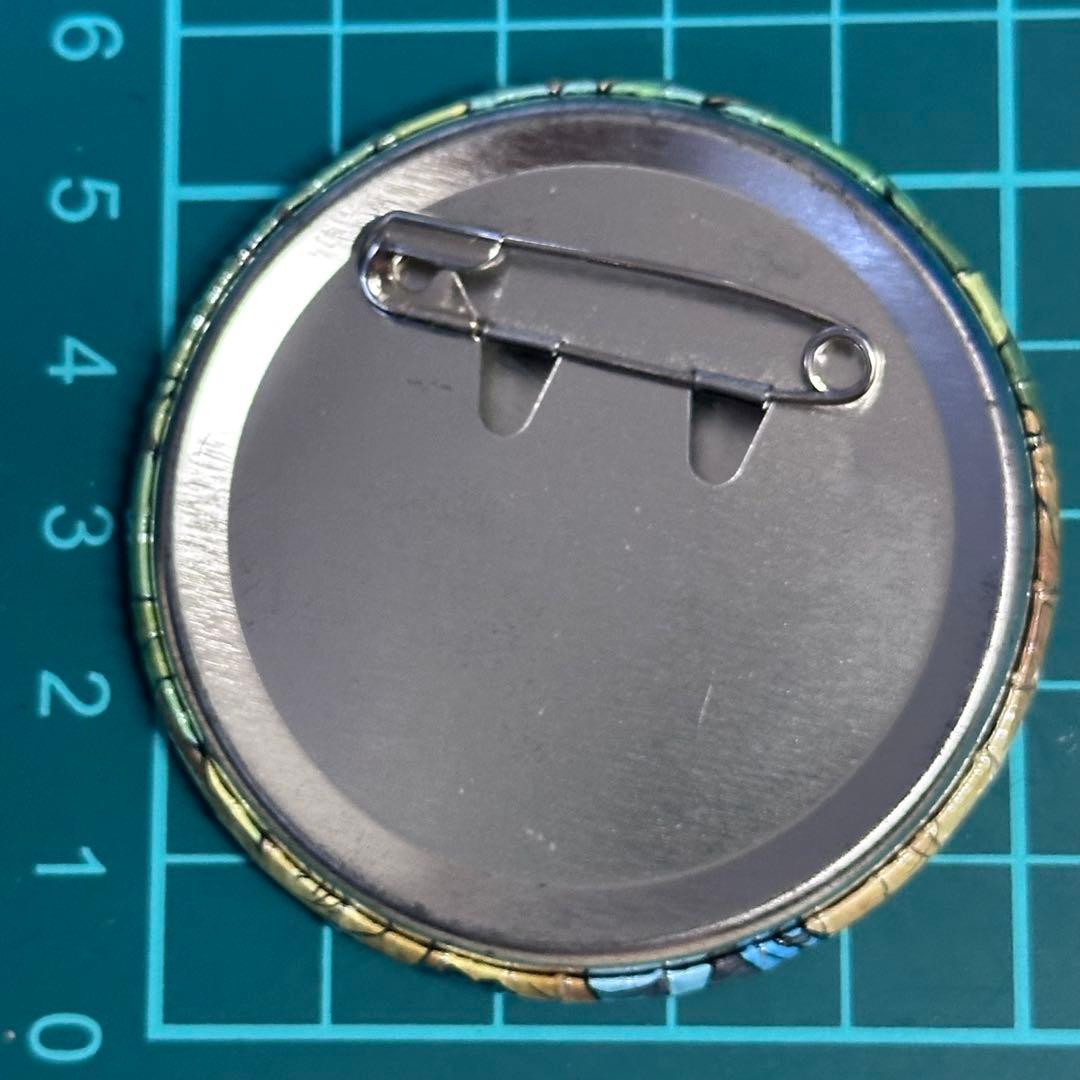 くら寿司 回転むてん丸 シノブ 缶バッジ - メルカリ